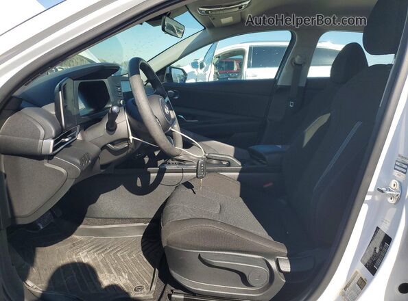KMHLL4DG4RU795235 2024 HYUNDAI ELANTRA White Սալոնի դիմացի տեսք