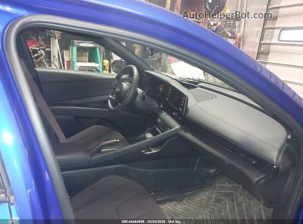 KMHLM4DGXTU098821 2026 HYUNDAI ELANTRA Синий Вид салона спереди