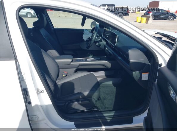 KMHM34AA5PA024656 2023 HYUNDAI IONIQ 6 White წინა სალონის ხედი