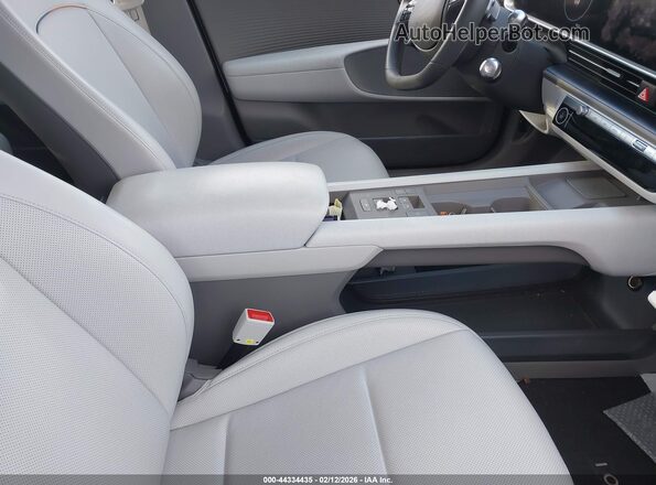 KMHM34AC3PA026083 2023 HYUNDAI IONIQ 6 White Widok wnętrza z przodu