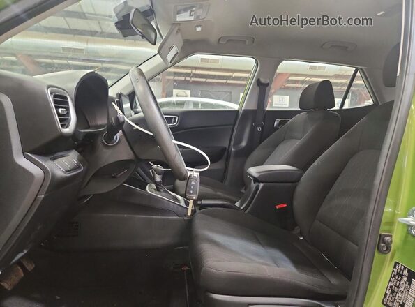 KMHRB8A34PU213945 2023 HYUNDAI VENUE Зеленый Вид салона спереди