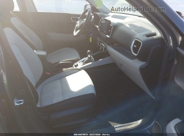 KMHRC8A34PU256260 2023 HYUNDAI VENUE Черный Вид салона спереди
