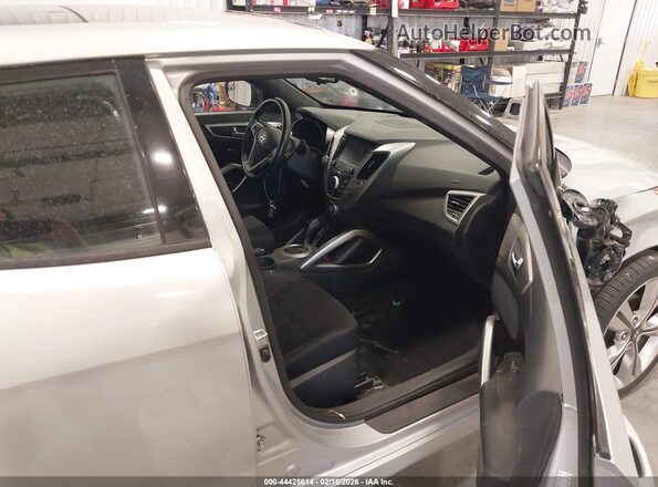 KMHTC6ADXHU317440 2017 HYUNDAI VELOSTER Silver Front interior view