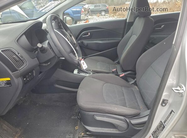 KNADM4A32G6646148 2016 KIA RIO Серебряный Вид салона спереди