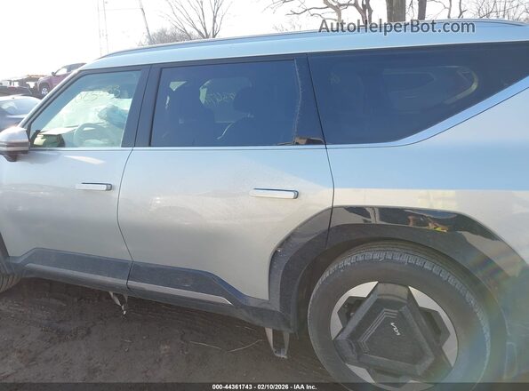 KNDADFS51R6025083 2024 KIA EV9 Silver Vista interior de 360 grados
