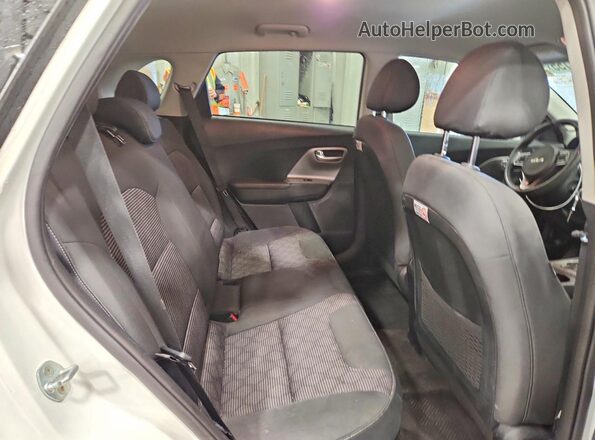 KNDCB3LC8N5534646 2022 KIA NIRO White Вид задньої частини салону