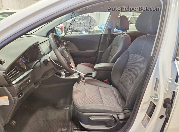 KNDCB3LC8N5534646 2022 KIA NIRO White Вид салону спереду