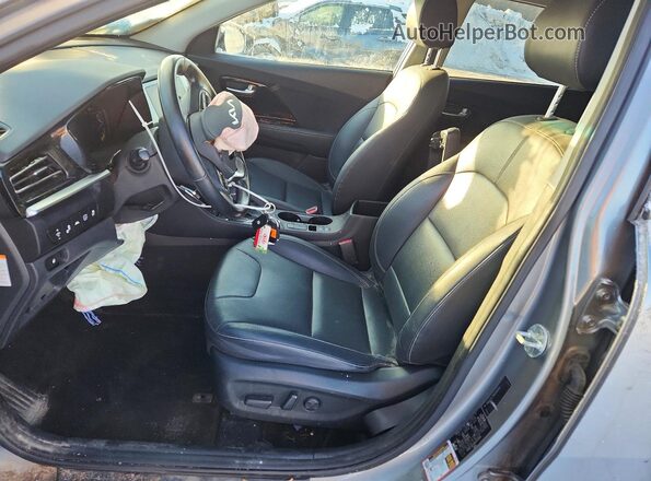 KNDCC3LC9N5502009 2022 KIA NIRO Gray Вид салону спереду