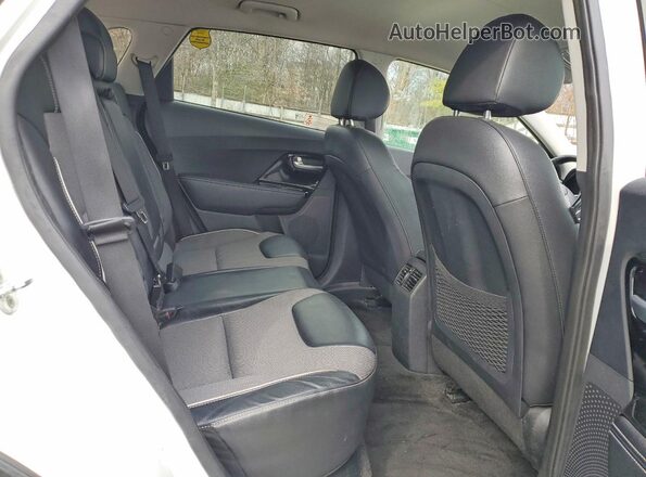 KNDCC3LG3N5159846 2022 KIA NIRO White Widok tylnych siedzeń