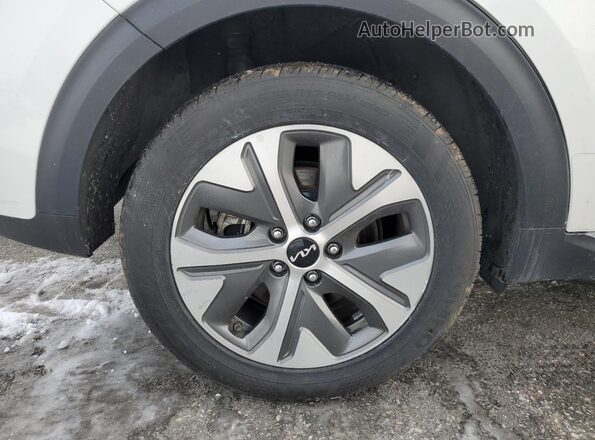 KNDCC3LGXN5159861 2022 KIA NIRO White 