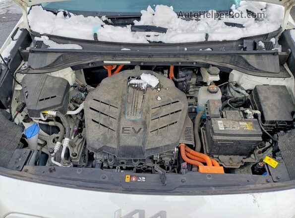 KNDCC3LGXN5159861 2022 KIA NIRO White Вид підкапотного простору