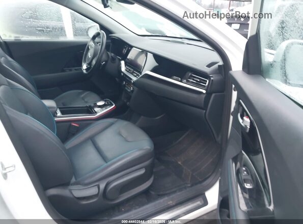 KNDCE3LG8N5144463 2022 KIA NIRO EV White Widok wnętrza z przodu