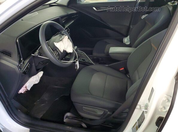 KNDCP3LE6S5232285 2025 KIA NIRO White წინა სალონის ხედი