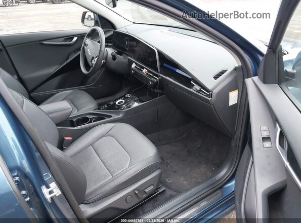 KNDCT3L11P5044919 2023 KIA NIRO EV Синий Вид салона спереди