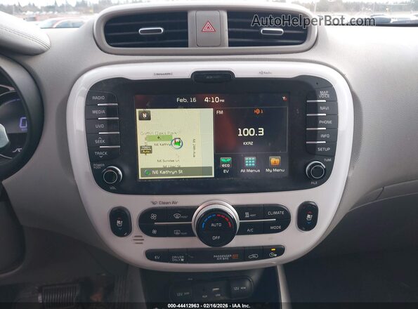 KNDJX3AE9G7004805 2016 KIA SOUL EV Silver 360 interior view
