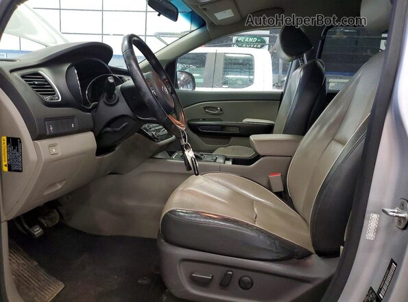 KNDMB5C18H6265268 2017 KIA SEDONA Silver Вид салону спереду