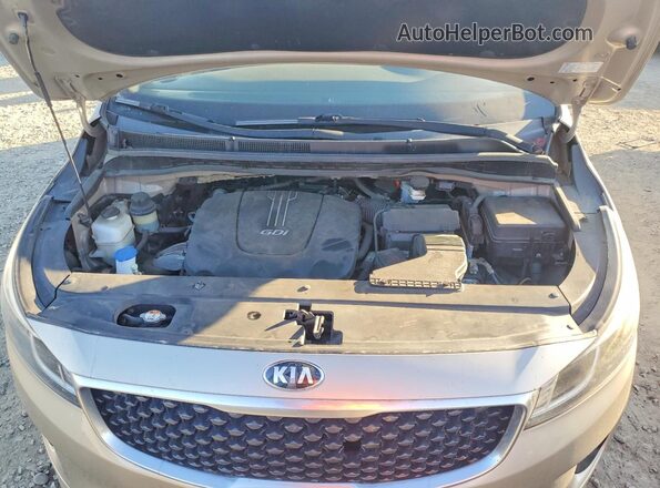 KNDMC5C1XG6100446 2016 KIA SEDONA Cream Widok wnętrza z tyłu
