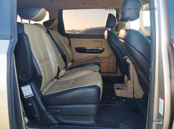 KNDMC5C1XG6100446 2016 KIA SEDONA Cream Widok tylnych siedzeń