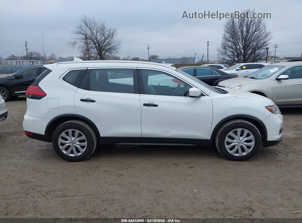 KNMAT2MT6HP530861 2017 NISSAN ROGUE Белый Вид задней части салона