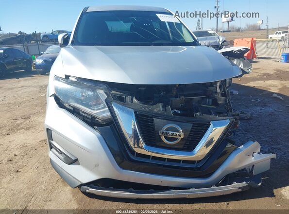 KNMAT2MV6HP611084 2017 NISSAN ROGUE Серебряный Вид задней части салона