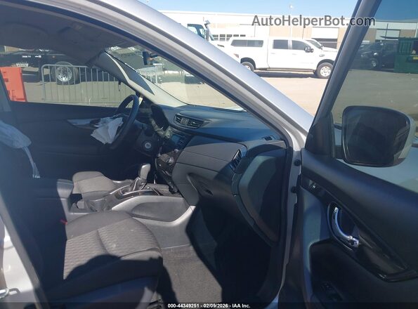 KNMAT2MV6HP611084 2017 NISSAN ROGUE Серебряный Вид салона спереди