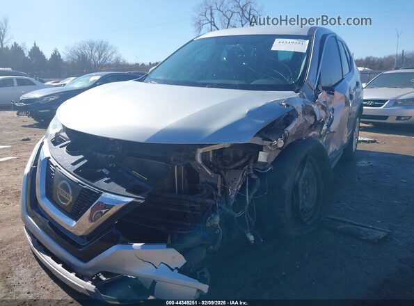KNMAT2MV6HP611084 2017 NISSAN ROGUE Серебряный Передняя левая четверть