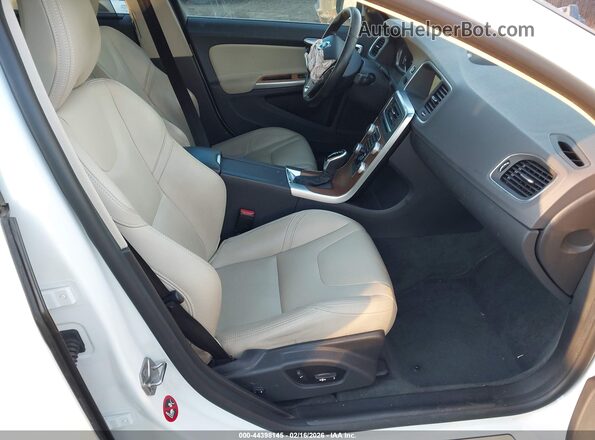 LYV402HM7HB148276 2017 VOLVO S60 INSCRIPTION White Front interior view