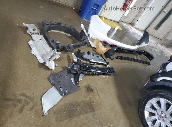SADFJ2FX0K1Z64820 2019 JAGUAR E-PACE White Vista del compartimento del motor