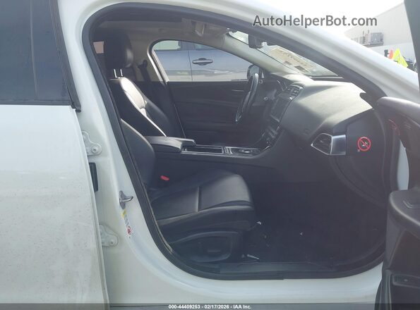 SAJAD4FX9JCP32648 2018 JAGUAR XF Белый Вид салона спереди
