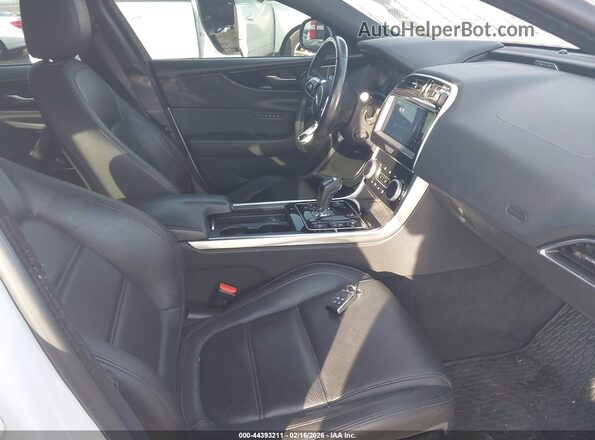 SAJAJ4FX5LCP63438 2020 JAGUAR XF Белый Вид салона спереди