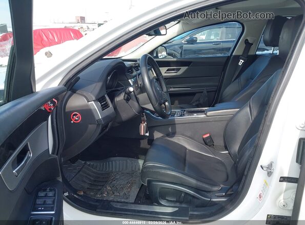 SAJBD4BV2GCY06638 2016 JAGUAR XF Белый Вид салона спереди