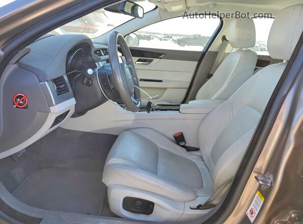 SAJBE4BV6GCY11578 2016 JAGUAR XF Tan Widok wnętrza z przodu