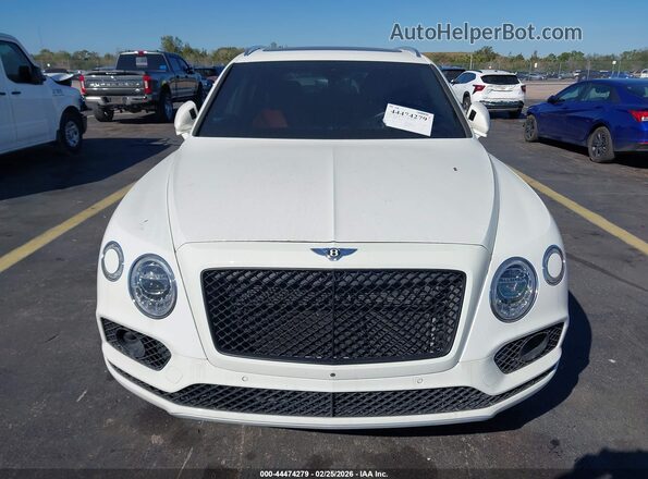SJAAC2ZV0JC018473 2018 BENTLEY BENTAYGA Белый Вид спереди