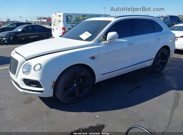 SJAAC2ZV0JC018473 2018 BENTLEY BENTAYGA Белый Передняя левая четверть