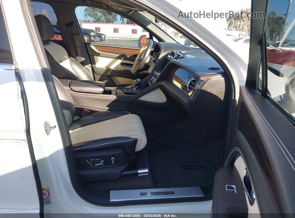 SJAAM2ZV6MC035120 2021 BENTLEY BENTAYGA White Vista interior delantera