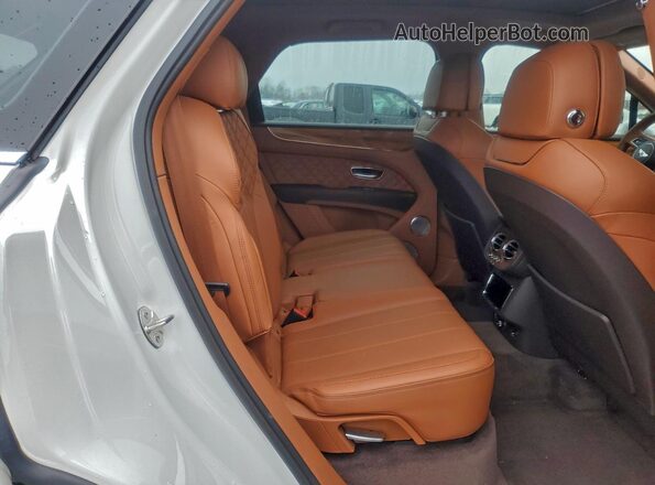 SJAAM2ZV8MC033708 2021 BENTLEY BENTAYGA Белый Вид задней части салона