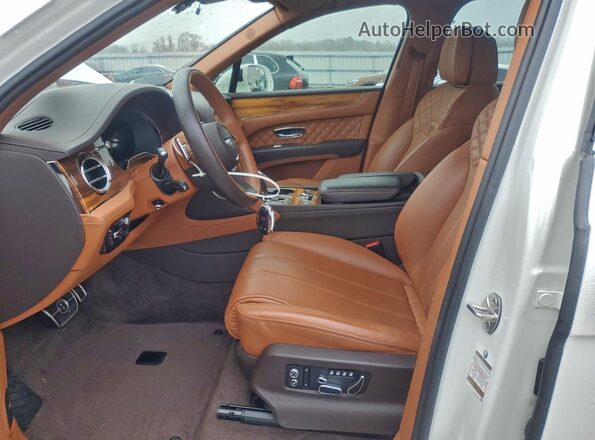 SJAAM2ZV8MC033708 2021 BENTLEY BENTAYGA Белый Вид салона спереди