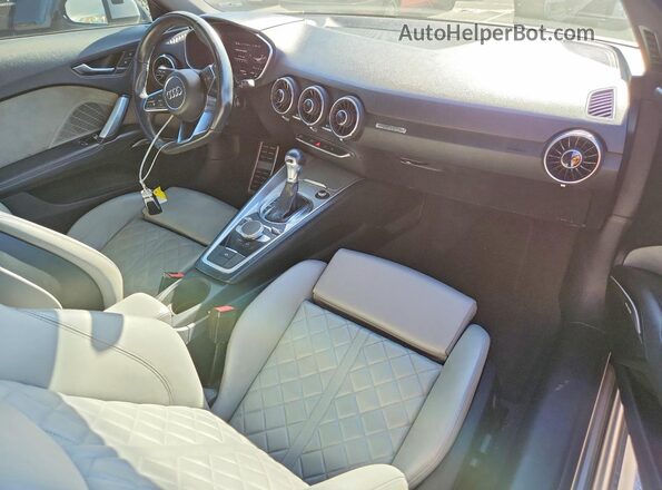 TRUC5AFV3H1012159 2017 AUDI TT Silver Widok deski rozdzielczej