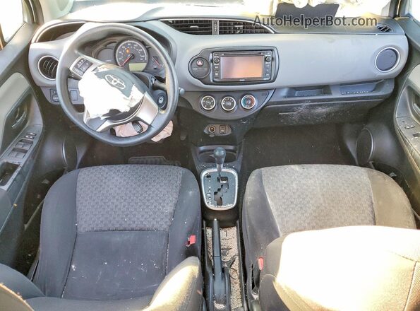 VNKKTUD30GA065180 2016 TOYOTA YARIS White Вид панелі приладів