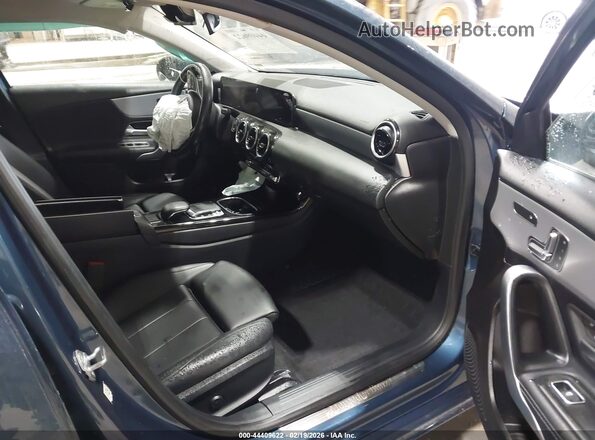 W1K3G4FB1LW045836 2020 MERCEDES-BENZ A 220 Blue Vista interior delantera