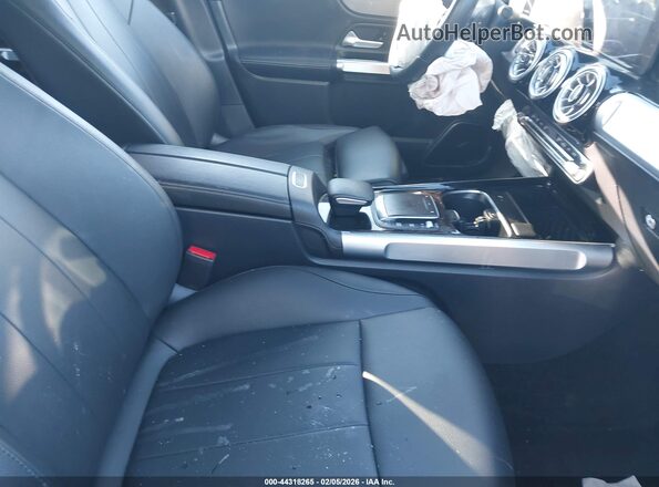 W1N4M4HB7NW193392 2022 MERCEDES-BENZ GLB-CLASS Черный Вид салона спереди