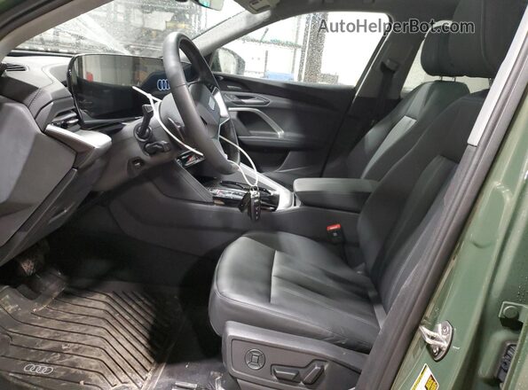 WA12AAGU8S2025802 2025 AUDI Q5 Green Вид салону спереду