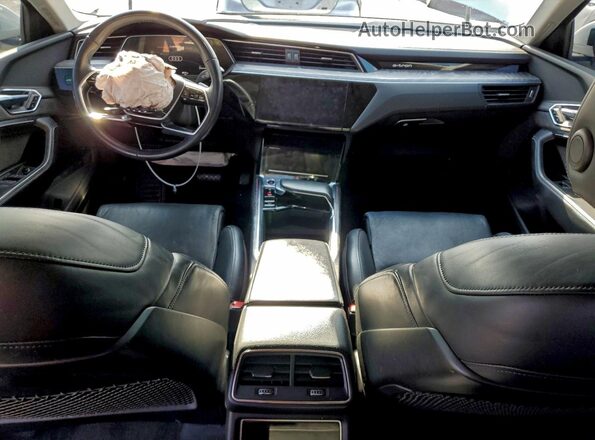 WA13ABGE1MB002304 2021 AUDI E-TRON White Widok deski rozdzielczej