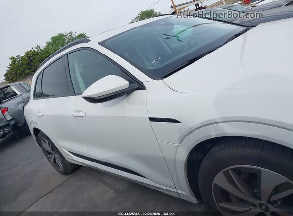 WA14AAGE0RB012568 2024 AUDI Q8 E-TRON Черный Вид задней части салона