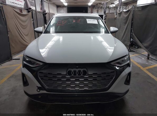 WA15AAGE1RB019565 2024 AUDI Q8 E-TRON White Widok zestawu wskaźników