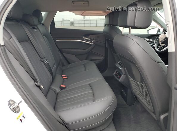 WA15AAGE2RB041770 2024 AUDI Q8 White უკანა სალონის ხედი