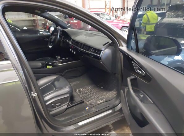 WA1AAAF71KD008805 2019 AUDI Q7 Gray Front interior view