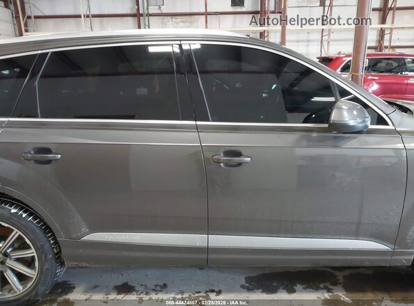 WA1AAAF71KD008805 2019 AUDI Q7 Gray Rear interior view