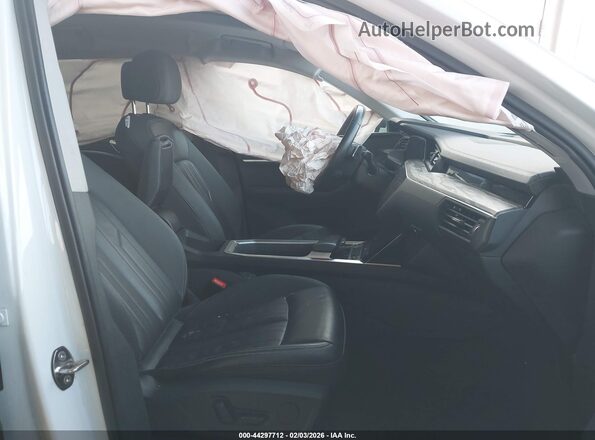 WA1AAAGE2MB007500 2021 AUDI E-TRON White Widok wnętrza z przodu