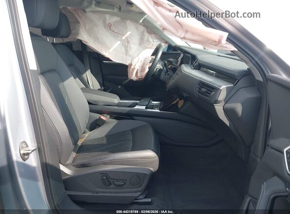 WA1AAAGE3NB004672 2022 AUDI E-TRON Silver წინა სალონის ხედი